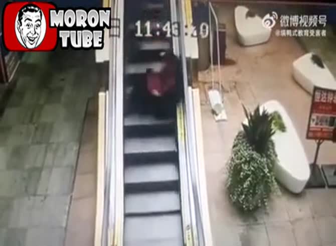 Video: An escalator manhandles a Chinese woman for several minutes after she slips down!